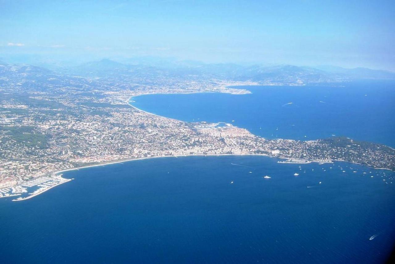 Crew Lighthouse Hostel Antibes Bagian luar foto