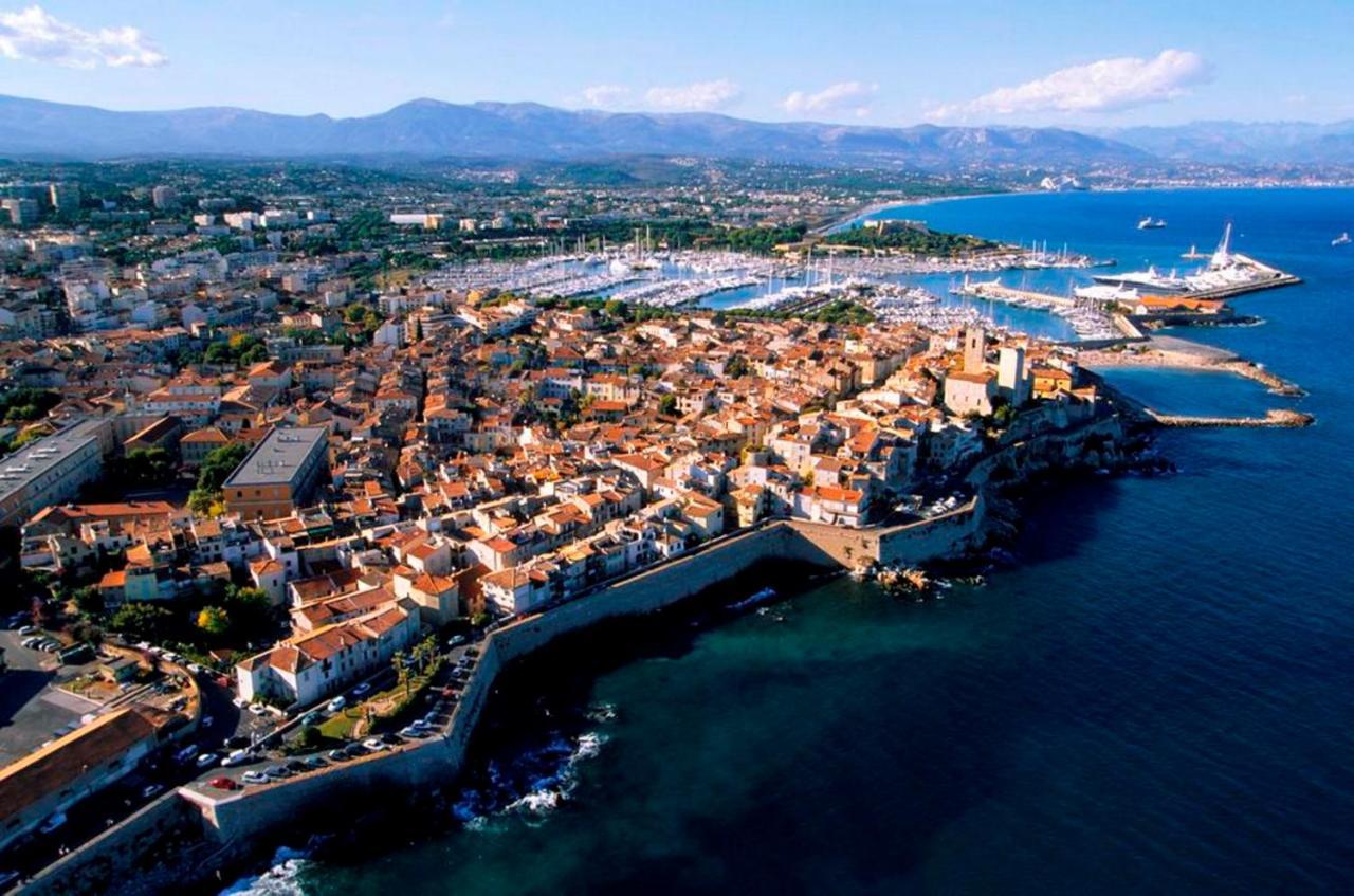 Crew Lighthouse Hostel Antibes Bagian luar foto